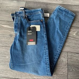 BNWT Aritzia Levi’s Wedgie Jeans (29)